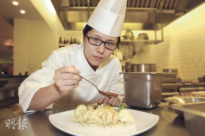 年僅26歲的何文欣認為,能夠為來港客商提供一頓愜意的美食,令他們對香港留下良好印象是很重要。(郭慶輝攝) 年僅26歲的何文欣認為,能夠為來港客商提供一頓愜意的美食,令他們對香港留下良好印象是很重要。(郭慶輝攝)