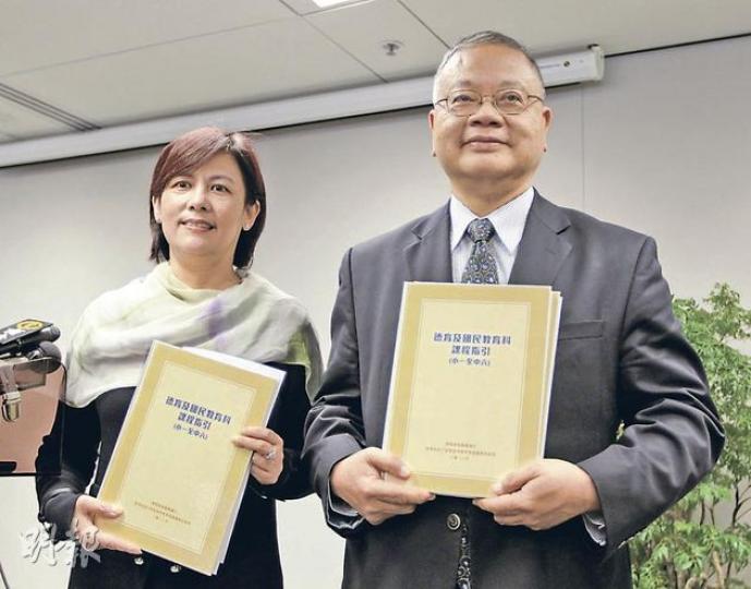 教育局副秘書長陳嘉琪(左)昨宣布,教育局將斥資5億元推行德育及國民教育科,小學將率先於今年開始為期3年的「開展期」,至2015年9月全面落實;中學則於明年開始3年「開展期」,2016年全面落實。右為德育及國民教育專責委員會主席李焯芬。(李澤彤攝)(明報製圖) 教育局副秘書長陳嘉琪(左)昨宣布,教育局將斥資5億元推行德育及國民教育科,小學將率先於今年開始為期3年的「開展期」,至2015年9月全面落實;中學則於明年開始3年「開展期」,2016年全面落實。右為德育及國民教育專責委員會主席李焯芬。(李澤彤攝)(明報製圖)
