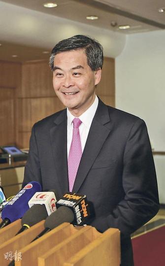 候任特首梁振英昨會見泛民議員後,堅持不會就新政府架構改組方案諮詢公眾,強調競選期間已透過政綱諮詢稿吸納市民意見。此前,梁振英亦與當日選舉對手唐英年會面一小時。(李澤彤攝)泛民多名議員昨與梁振英會晤兩小時,民主黨主席何俊仁(左二)及公民黨黨魁梁家傑(左三)均促梁振英盡快展開2016年及2017年的政改諮詢,惟得不到梁具體承諾。右一為街工梁耀忠,右二為民協馮檢基。(李澤彤攝)工黨昨在與梁振英會面中途提早離開,但強調只是要出席另一會議,而非情緒上的表態。工黨主席李卓人(中)批評梁振英「滑不溜手」,就多 候任特首梁振英昨會見泛民議員後,堅持不會就新政府架構改組方案諮詢公眾,強調競選期間已透過政綱諮詢稿吸納市民意見。此前,梁振英亦與當日選舉對手唐英年會面一小時。(李澤彤攝)泛民多名議員昨與梁振英會晤兩小時,民主黨主席何俊仁(左二)及公民黨黨魁梁家傑(左三)均促梁振英盡快展開2016年及2017年的政改諮詢,惟得不到梁具體承諾。右一為街工梁耀忠,右二為民協馮檢基。(李澤彤攝)工黨昨在與梁振英會面中途提早離開,但強調只是要出席另一會議,而非情緒上的表態。工黨主席李卓人(中)批評梁振英「滑不溜手」,就多