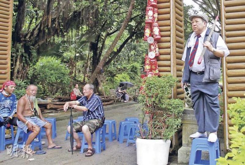 清拆大棠荔枝山莊僭建物前,附近的村民昨清早帶備膠櫈,在山莊門前橫排坐下,其中更有人手執鐵鏟站在櫈上(右),聲言要阻止地政總署人員進場,但在梁福元勸喻下村民和平散去。(林振東攝)梁福元昨日到大棠荔枝山莊,呼籲村民依法行事,但他強調山莊是配合政府呼籲的生態旅遊。(林耀華攝)地政總署人員以電鑽及槌子擊毁一段雲石鋪設的道路。(林耀華攝)地政總署人員到達大棠荔枝山莊後,先到違例建築的吊橋兩端鑽地及豎立「政府土地」告示牌,並以膠帶圍封橋口。(林耀華攝) 清拆大棠荔枝山莊僭建物前,附近的村民昨清早帶備膠櫈,在山莊門前橫排坐下,其中更有人手執鐵鏟站在櫈上(右),聲言要阻止地政總署人員進場,但在梁福元勸喻下村民和平散去。(林振東攝)梁福元昨日到大棠荔枝山莊,呼籲村民依法行事,但他強調山莊是配合政府呼籲的生態旅遊。(林耀華攝)地政總署人員以電鑽及槌子擊毁一段雲石鋪設的道路。(林耀華攝)地政總署人員到達大棠荔枝山莊後,先到違例建築的吊橋兩端鑽地及豎立「政府土地」告示牌,並以膠帶圍封橋口。(林耀華攝)