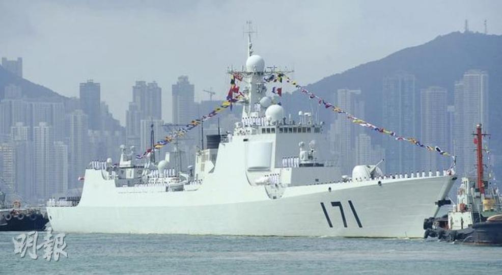 導彈驅逐艦海口號被喻為「中華神盾」(全長156米、排水量逾6000噸),最強的裝備是裝於艦橋牆外四面的「相控陣雷達」,可精密探測方圓400公里內的物體。(余俊亮攝)海口號的上層外圍配備4面被稱為「中華神盾」的相控陣雷達,為世界級的先進雷達,前甲板配備了由的「海紅旗9號」艦對空遠程導彈(圖下方)。(余俊亮攝)隨兩艘軍艦來港的609名官兵,包括20多名特種部隊成員,駐守於驅逐艦海口號上,他們的職責主要是應付海盜襲擊。(余俊亮攝)屬海軍護航編隊171號的兩艘軍艦昨日起於昂船洲軍營開放3天,讓持票市民參 導彈驅逐艦海口號被喻為「中華神盾」(全長156米、排水量逾6000噸),最強的裝備是裝於艦橋牆外四面的「相控陣雷達」,可精密探測方圓400公里內的物體。(余俊亮攝)海口號的上層外圍配備4面被稱為「中華神盾」的相控陣雷達,為世界級的先進雷達,前甲板配備了由的「海紅旗9號」艦對空遠程導彈(圖下方)。(余俊亮攝)隨兩艘軍艦來港的609名官兵,包括20多名特種部隊成員,駐守於驅逐艦海口號上,他們的職責主要是應付海盜襲擊。(余俊亮攝)屬海軍護航編隊171號的兩艘軍艦昨日起於昂船洲軍營開放3天,讓持票市民參