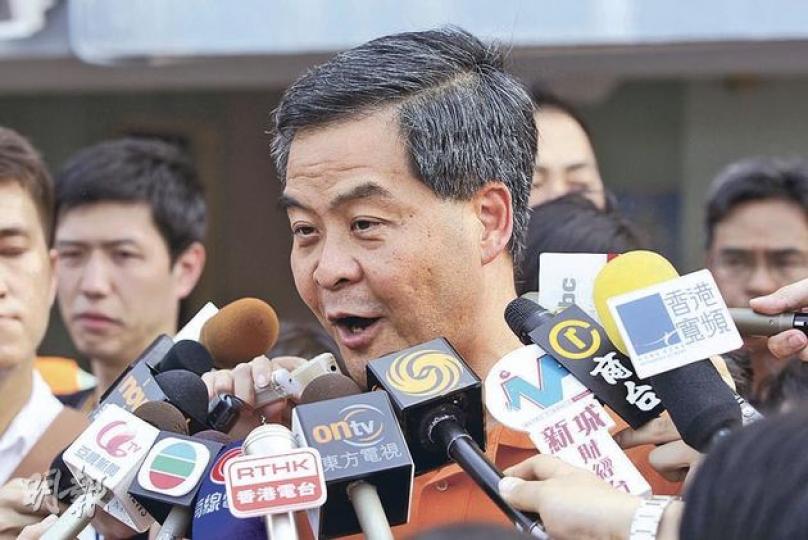 候任特首梁振英說,若新政府在7月1日前未完成改組,勢將拖延公屋、居屋等政策的落實時間。(李澤彤攝) 候任特首梁振英說,若新政府在7月1日前未完成改組,勢將拖延公屋、居屋等政策的落實時間。(李澤彤攝)