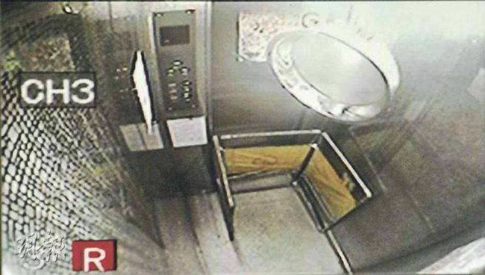 從肇事升降機的閉路電視片段可見,升降機急墜後,升降機內有零件(右上方)從天花跌下,吊在電梯頂。(雲錦鋒攝) 旺角界限街15號金椽大廈昨日有4名消防員乘升降機時,因升降機急墜而受傷,意外後電梯暫停使用,並封以圍欄。(蔡方山攝) (明報製圖) 從肇事升降機的閉路電視片段可見,升降機急墜後,升降機內有零件(右上方)從天花跌下,吊在電梯頂。(雲錦鋒攝) 旺角界限街15號金椽大廈昨日有4名消防員乘升降機時,因升降機急墜而受傷,意外後電梯暫停使用,並封以圍欄。(蔡方山攝) (明報製圖)