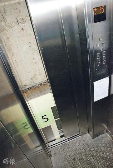 在發生升降機意外後,記者乘搭大廈內的另一部升降機,其間升降機在6樓和5樓之間突然停頓,內層電梯門自動打開一半,露出升降機槽的牆身及5樓上半截 在發生升降機意外後,記者乘搭大廈內的另一部升降機,其間升降機在6樓和5樓之間突然停頓,內層電梯門自動打開一半,露出升降機槽的牆身及5樓上半截