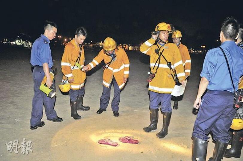 消防及警方在石澳沙灘尋獲一對疑為失蹤者的拖鞋,惟消防蛙人搜索至深夜仍未有發現。 (衛永康攝) 消防及警方在石澳沙灘尋獲一對疑為失蹤者的拖鞋,惟消防蛙人搜索至深夜仍未有發現。 (衛永康攝)