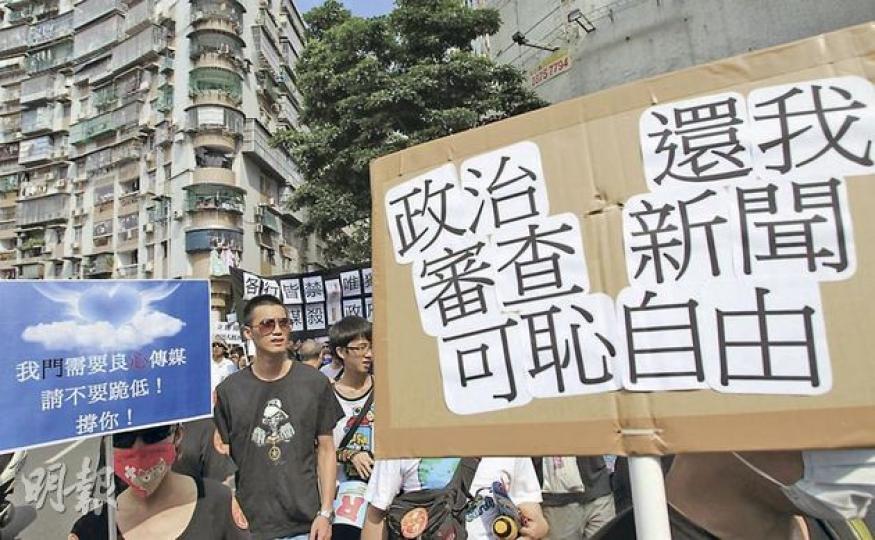 澳門傳媒工作者協會昨日呼籲記者穿黑衣採訪,抗議部分傳媒報道政改方案時自我審查,有記者更為此辭職。(林振東攝) 澳門傳媒工作者協會昨日呼籲記者穿黑衣採訪,抗議部分傳媒報道政改方案時自我審查,有記者更為此辭職。(林振東攝)