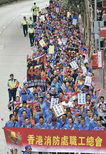 消防處職工總會昨日遊行,爭取消防員每周工作48小時,逾1700名現役和退休消防員及家屬昨午由灣仔修頓球場出發,遊行至新政府總部。(林振東攝) 遊行隊伍經過港灣消防局時,在局內值勤的消防員李志深打開閘門,邊落淚邊手持「48工時」海報站在門前,他狠批處方違反人權,阻止他們在局內張貼海報和橫額,又指處方明知人手不足,卻不向政府反映,直呼「我哋真係好辛苦」。(林振東攝) 消防處職工總會昨日遊行,爭取消防員每周工作48小時,逾1700名現役和退休消防員及家屬昨午由灣仔修頓球場出發,遊行至新政府總部。(林振東攝) 遊行隊伍經過港灣消防局時,在局內值勤的消防員李志深打開閘門,邊落淚邊手持「48工時」海報站在門前,他狠批處方違反人權,阻止他們在局內張貼海報和橫額,又指處方明知人手不足,卻不向政府反映,直呼「我哋真係好辛苦」。(林振東攝)