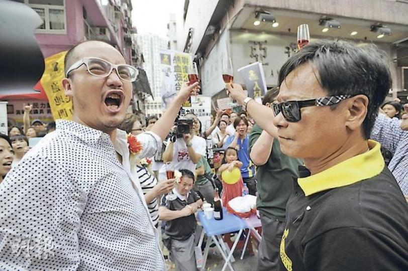人民力量黃毓民(右)、黃洋達(左)昨出席黃大仙聯合辦事處的開幕儀式。黃洋達稱,前日已去信司法機關放棄保釋,將為出選立法會,先就衝擊科學館遞補機制論壇案服刑3星期。(何家達攝) (明報製圖) 人民力量黃毓民(右)、黃洋達(左)昨出席黃大仙聯合辦事處的開幕儀式。黃洋達稱,前日已去信司法機關放棄保釋,將為出選立法會,先就衝擊科學館遞補機制論壇案服刑3星期。(何家達攝) (明報製圖)