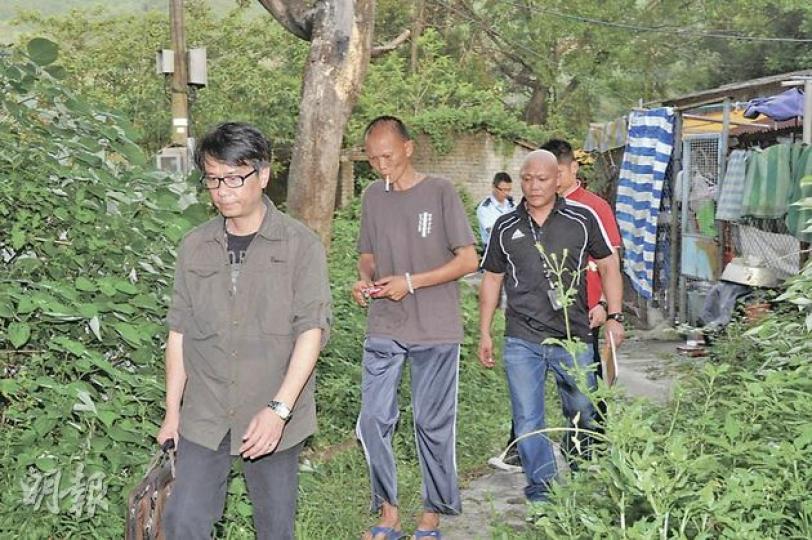 長莆村一間村屋昨日發生懷疑爆竊案,男住戶(左一)報稱69隻共值逾千萬元金錢龜被盜去。(衛永康攝) 長莆村一間村屋昨日發生懷疑爆竊案,男住戶(左一)報稱69隻共值逾千萬元金錢龜被盜去。(衛永康攝)