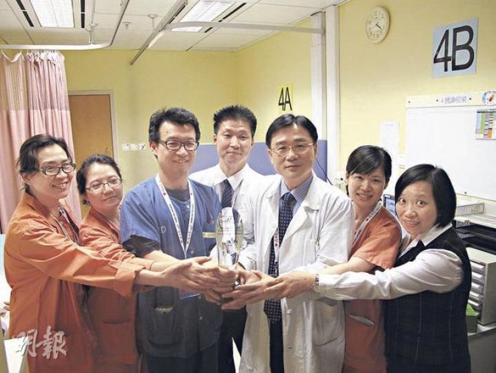 瑪嘉烈醫院急症室主管列就雄(右三)、顧問醫生史有毅(右四)及資深護師鄭少琼(左一)和一眾急症室團隊成員,獲醫管局頒發2012年最傑出團隊獎項。(余卓善攝) 瑪嘉烈醫院急症室主管列就雄(右三)、顧問醫生史有毅(右四)及資深護師鄭少琼(左一)和一眾急症室團隊成員,獲醫管局頒發2012年最傑出團隊獎項。(余卓善攝)