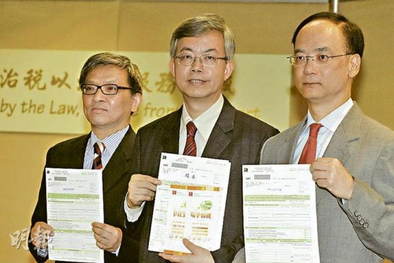 稅務局長朱鑫源（中）指局方今年發出的個別人士報稅表（圖）達216萬份，打破歷年紀錄，主要原因是僱員薪酬增加，更多人跌入稅網。市民須準時在6月2日或之前交表。左為副局長趙國傑，右為副局長黃權輝。（李紹昌攝）