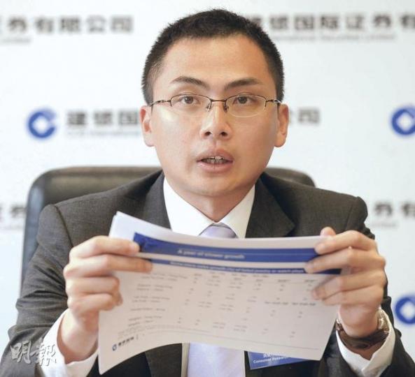 建銀消費行業高級分析師陳兆昌認為,珠寶業最壞時期尚未到來,下半年珠寶股同店銷售增長可能再次大跌。(劉焌陶攝) 建銀消費行業高級分析師陳兆昌認為,珠寶業最壞時期尚未到來,下半年珠寶股同店銷售增長可能再次大跌。(劉焌陶攝)