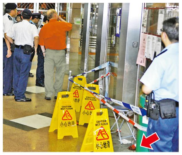 男事主的75歲母親頸部中刀後,負傷乘電梯到大堂報警,電梯門外地下遺下一塊染滿血漬的白布(紅箭嘴示),大批警員在場調查。(伍浦鋒攝) 鄭發現警員到場後,從單位躍下身亡,警方到場後以帳幕遮蓋屍體。(伍浦鋒攝) 男事主的75歲母親頸部中刀後,負傷乘電梯到大堂報警,電梯門外地下遺下一塊染滿血漬的白布(紅箭嘴示),大批警員在場調查。(伍浦鋒攝) 鄭發現警員到場後,從單位躍下身亡,警方到場後以帳幕遮蓋屍體。(伍浦鋒攝)