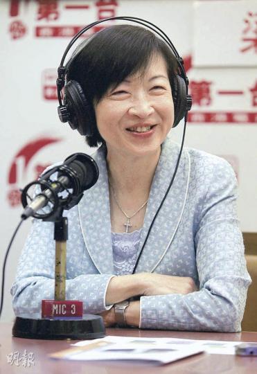 候任特首辦主管羅范椒芬(圖)昨出席電台節目時首次確認發展局長林鄭月娥將過渡至下屆政府,但沒透露是否任政務司長。她稱讚林太多年來願走入群眾,日後可帶動整個管治團隊落區。(林振東攝) 候任特首辦主管羅范椒芬(圖)昨出席電台節目時首次確認發展局長林鄭月娥將過渡至下屆政府,但沒透露是否任政務司長。她稱讚林太多年來願走入群眾,日後可帶動整個管治團隊落區。(林振東攝)