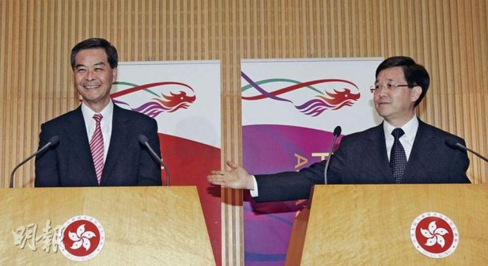 候任特首梁振英(左)與政務司長林瑞麟(右)昨就新政府改組與90多名部門首長見面,會後他們會見記者。梁表示,改組符合社會期望,希望在7月1日後,改變香港經濟發展停滯不前的情况。(李紹昌攝) 候任特首梁振英(左)與政務司長林瑞麟(右)昨就新政府改組與90多名部門首長見面,會後他們會見記者。梁表示,改組符合社會期望,希望在7月1日後,改變香港經濟發展停滯不前的情况。(李紹昌攝)