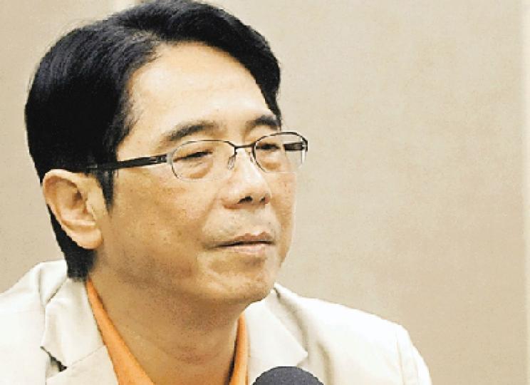 工聯會黃國健昨出席電台節目表示,限制議員辭職後補選機制已修改成「四不像」,即使收回議案,他亦無意見。(尹錦恩攝) 工聯會黃國健昨出席電台節目表示,限制議員辭職後補選機制已修改成「四不像」,即使收回議案,他亦無意見。(尹錦恩攝)