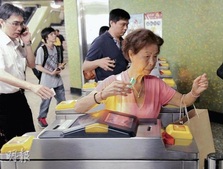 政府在6月起分階段為65歲以上長者提供2元搭車優惠,日後長者只需用八達通乘車便可享有關優惠。(劉焌陶攝) 政府在6月起分階段為65歲以上長者提供2元搭車優惠,日後長者只需用八達通乘車便可享有關優惠。(劉焌陶攝)