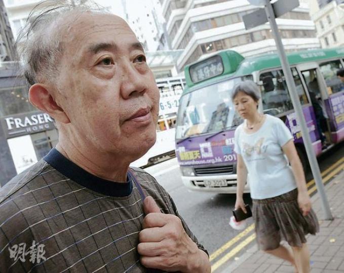 68歲的阮先生在黃竹坑的印刷廠工作,每天要從樂富乘港鐵前往金鐘,再轉乘巴士往南區,車費約18元,日後料可省十多元。「不是好多,當多個錢飲茶吧﹗」(劉焌陶攝) 68歲的阮先生在黃竹坑的印刷廠工作,每天要從樂富乘港鐵前往金鐘,再轉乘巴士往南區,車費約18元,日後料可省十多元。「不是好多,當多個錢飲茶吧﹗」(劉焌陶攝)