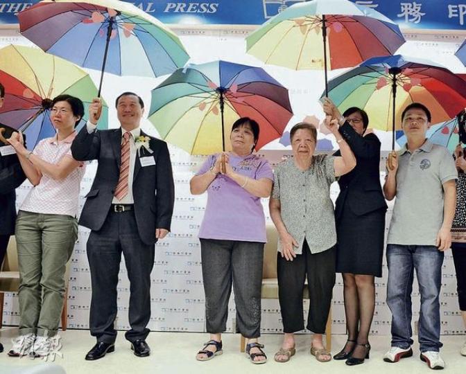 香港傷健協會「照顧者專線」會透過家訪,了解及協助殘疾人士的照顧者,最近更為當中8名全職照顧者出書,並送上雨傘寓意「撐」他們。(劉焌陶攝) 縱使「照顧者」這份工作無薪、無假期,但黎太(左)及鄒錫金(右)認為只要看到子女的笑容,多辛苦也值得。二人亦在香港傷健協會照顧者專線的社工支援下,將家居改裝至更便利殘疾子女。(劉焌陶攝) 香港傷健協會「照顧者專線」會透過家訪,了解及協助殘疾人士的照顧者,最近更為當中8名全職照顧者出書,並送上雨傘寓意「撐」他們。(劉焌陶攝) 縱使「照顧者」這份工作無薪、無假期,但黎太(左)及鄒錫金(右)認為只要看到子女的笑容,多辛苦也值得。二人亦在香港傷健協會照顧者專線的社工支援下,將家居改裝至更便利殘疾子女。(劉焌陶攝)