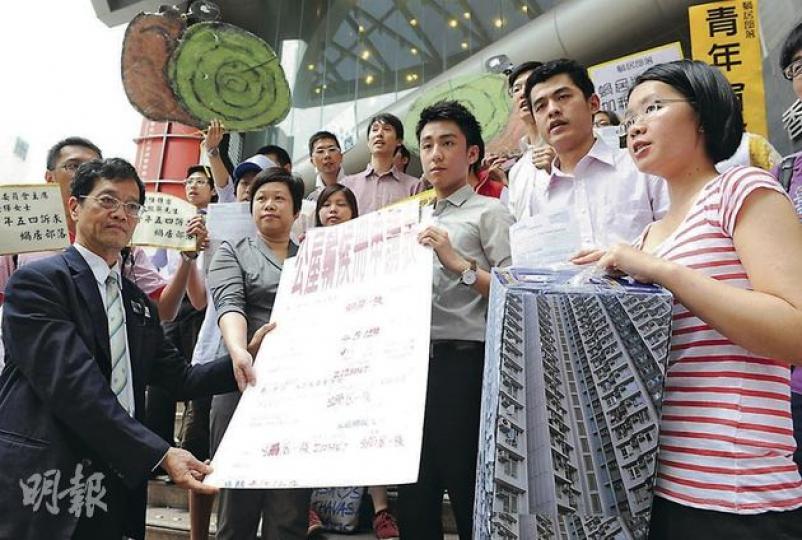 20多名蝸居部落成員昨午到樂富房屋署客戶服務中心請願,要求取消公屋輪候冊單身人士計分制,以及放寬入息上限,讓更多年輕單身人士有機會申請公屋。當中10名青年更即場向房屋署提交公屋申請表,以顯示現時樓價高企,青年人除申請公屋外已沒其他住屋選擇。(劉焌陶攝) 20多名蝸居部落成員昨午到樂富房屋署客戶服務中心請願,要求取消公屋輪候冊單身人士計分制,以及放寬入息上限,讓更多年輕單身人士有機會申請公屋。當中10名青年更即場向房屋署提交公屋申請表,以顯示現時樓價高企,青年人除申請公屋外已沒其他住屋選擇。(劉焌陶攝)