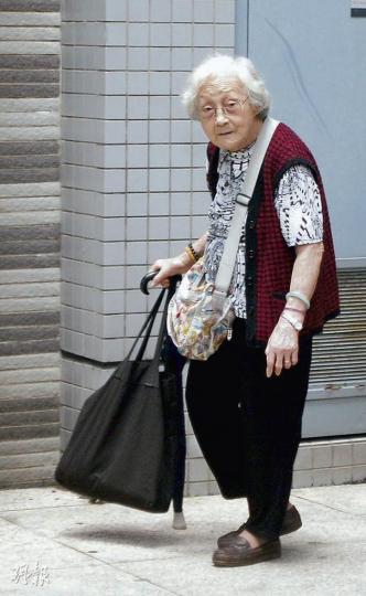 82歲被告廖婆婆拿鐵槌擊毁樓下單位鐵閘,被判自簽500元守行為,另賠2800元給事主買新鐵閘。(阮穎嘉攝) 82歲被告廖婆婆拿鐵槌擊毁樓下單位鐵閘,被判自簽500元守行為,另賠2800元給事主買新鐵閘。(阮穎嘉攝)