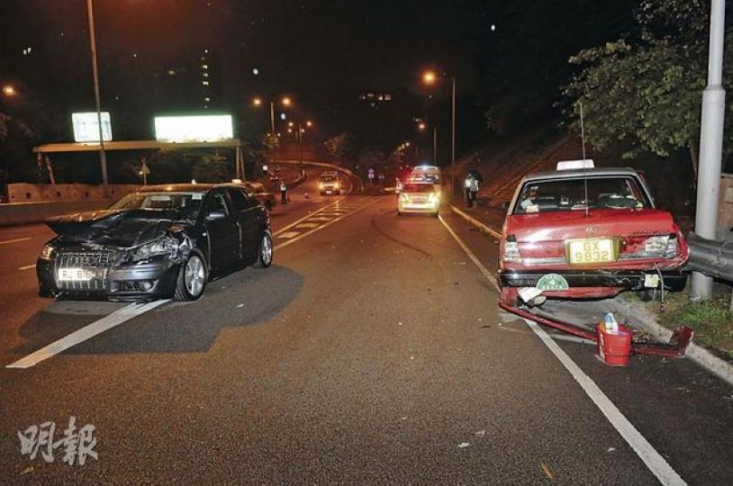 肇事失車奧迪A3(左)以高速撞中切線進入東廊的的士(右),的士被撞至失控打「白鴿轉」,掃毁路旁的欄杆和電箱。(蔡方山攝) 肇事失車奧迪A3(左)以高速撞中切線進入東廊的的士(右),的士被撞至失控打「白鴿轉」,掃毁路旁的欄杆和電箱。(蔡方山攝)