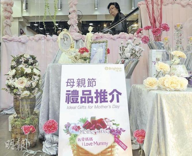 還有一星期才到母親節，市面不少商場和花店已有鮮花擺賣，有花店東主直言，今年市道並不理想。（余俊亮攝）
