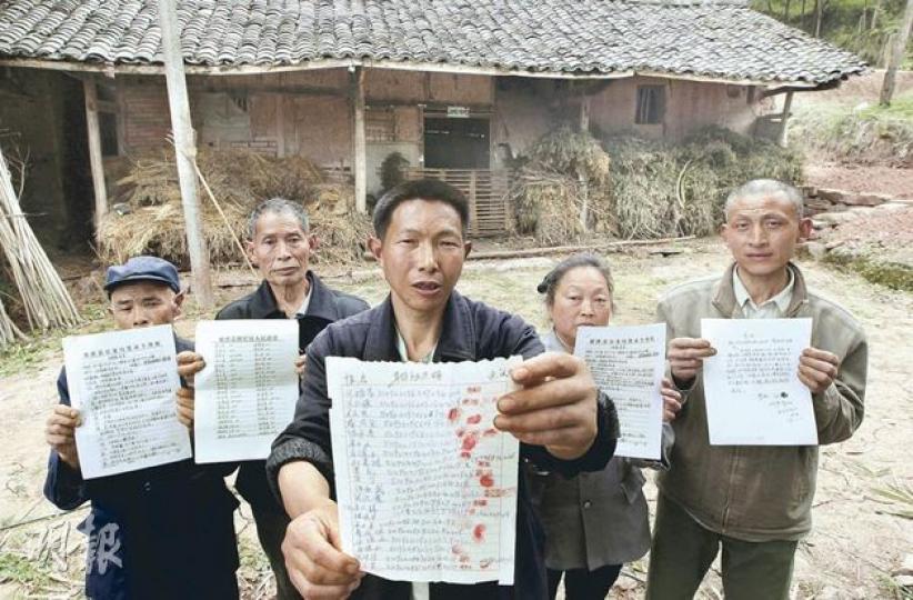 射洪縣鄉民代表江友生(右起)、蔡紹全、陳永高、張富貴、江飛昌等,自言拒收縣政府的掩口費,也不怕死,他們收集了大批村民以指紋印作簽署的檢舉文件(手舉)向記者申訴,並稱連續3年20次上訪北京,舉報地方官一系列災後重建貪腐問題,但屢遭當局截訪扣留。(明報記者攝) 射洪縣鄉民代表江友生(右起)、蔡紹全、陳永高、張富貴、江飛昌等,自言拒收縣政府的掩口費,也不怕死,他們收集了大批村民以指紋印作簽署的檢舉文件(手舉)向記者申訴,並稱連續3年20次上訪北京,舉報地方官一系列災後重建貪腐問題,但屢遭當局截訪扣留。(明報記者攝)