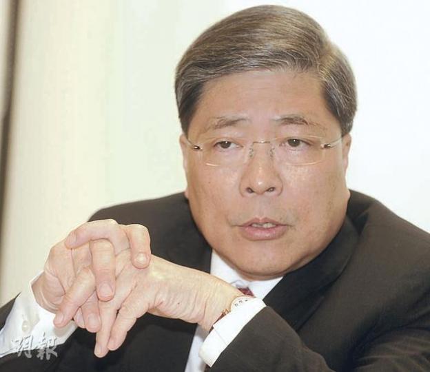 公務員敍用委員會主席吳榮奎警告,預料候任特首梁振英進一步擴充問責制後,將促使更多高級公務員轉投問責團隊,當局須正視問題,並加快首長級公務員「接棒」步伐。(劉焌陶攝) 公務員敍用委員會主席吳榮奎警告,預料候任特首梁振英進一步擴充問責制後,將促使更多高級公務員轉投問責團隊,當局須正視問題,並加快首長級公務員「接棒」步伐。(劉焌陶攝)