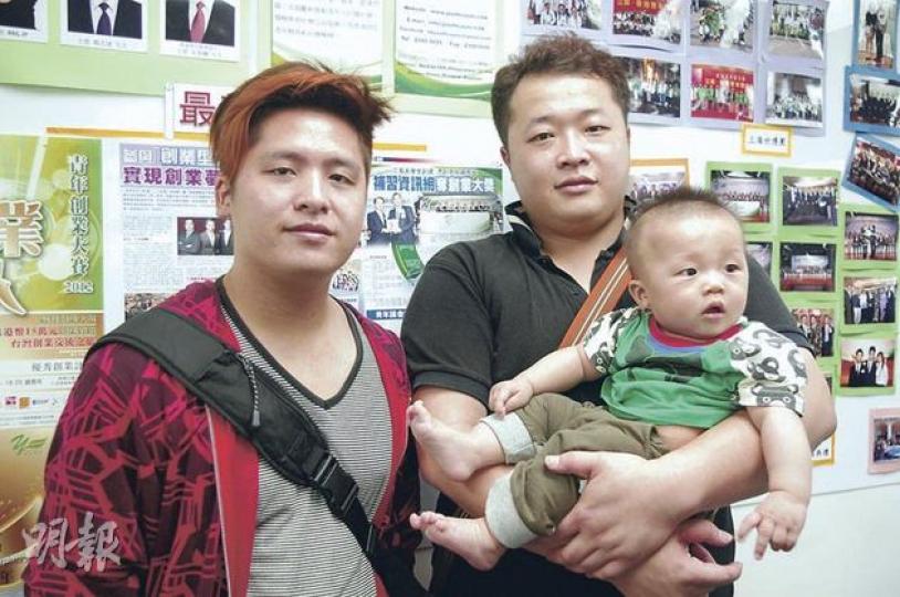 年少時曾因傷人、打劫入獄的汪坤(右)為照顧愛兒努力發憤,希望透過成立男士育嬰品牌,清除社會對年輕父母的標籤。左為另一年輕爸爸譚啟煥。(周婷攝) 年少時曾因傷人、打劫入獄的汪坤(右)為照顧愛兒努力發憤,希望透過成立男士育嬰品牌,清除社會對年輕父母的標籤。左為另一年輕爸爸譚啟煥。(周婷攝)