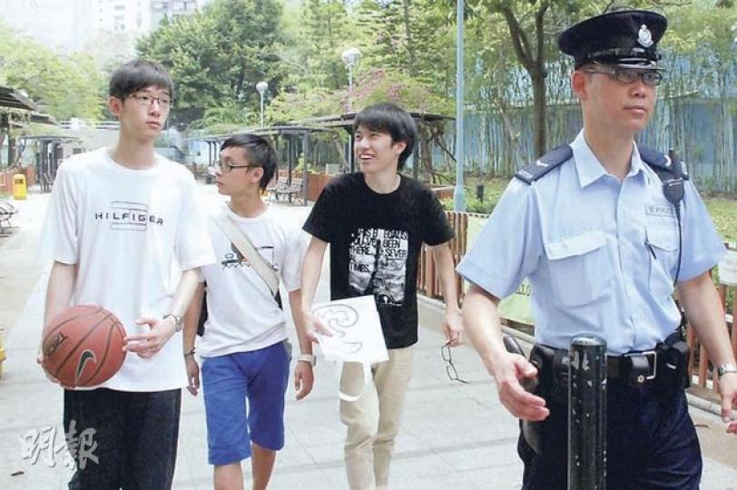 黃姓少年(左一)於葵青運動場跑步時,託梁姓少年(右二)看管財物,其後梁寡不敵眾,遭4名賊人強搶二人的智能手機,事後一人隨警員返署助查。(雲錦鋒攝) 黃姓少年(左一)於葵青運動場跑步時,託梁姓少年(右二)看管財物,其後梁寡不敵眾,遭4名賊人強搶二人的智能手機,事後一人隨警員返署助查。(雲錦鋒攝)