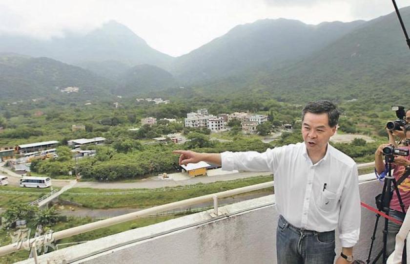 候任特首梁振英昨到東涌視察土地發展概况,他所到的東涌第40區目前大部分仍屬農地,附近的鐵路站工程,至今亦未有進展。(李澤彤攝) 候任特首梁振英昨到東涌視察土地發展概况,他所到的東涌第40區目前大部分仍屬農地,附近的鐵路站工程,至今亦未有進展。(李澤彤攝)
