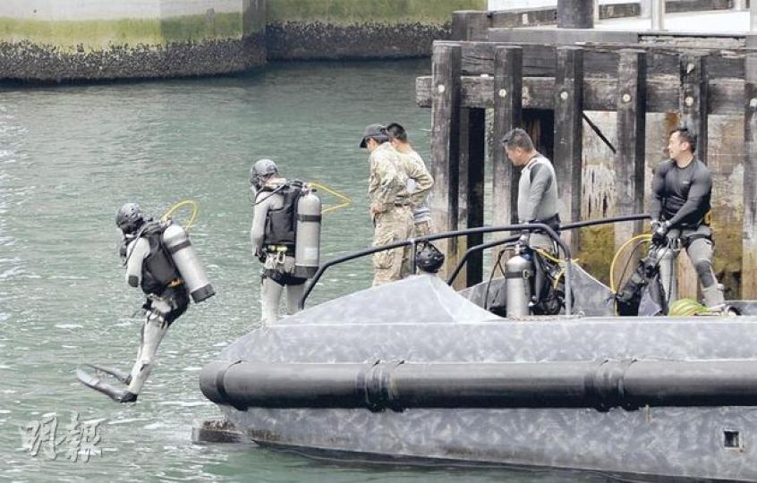 警方潛水員到北角海濱公園對開海面下潛,地氈式尋找兇器,但無功而還。(林錫禮攝) 警方潛水員到北角海濱公園對開海面下潛,地氈式尋找兇器,但無功而還。(林錫禮攝)
