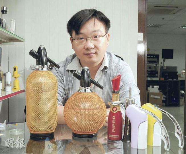 從事酒具出口的兆國企業市場部經理雷偉達(圖)認為,中小企在逆境中可以懂得變通去尋找生機。圖中的產品除開瓶器及倒酒器外,左邊兩個像燈籠的自製梳打水器是其公司新產品,專供酒店及會所等高級場所,開創新市場。(陳淑安攝) 從事酒具出口的兆國企業市場部經理雷偉達(圖)認為,中小企在逆境中可以懂得變通去尋找生機。圖中的產品除開瓶器及倒酒器外,左邊兩個像燈籠的自製梳打水器是其公司新產品,專供酒店及會所等高級場所,開創新市場。(陳淑安攝)