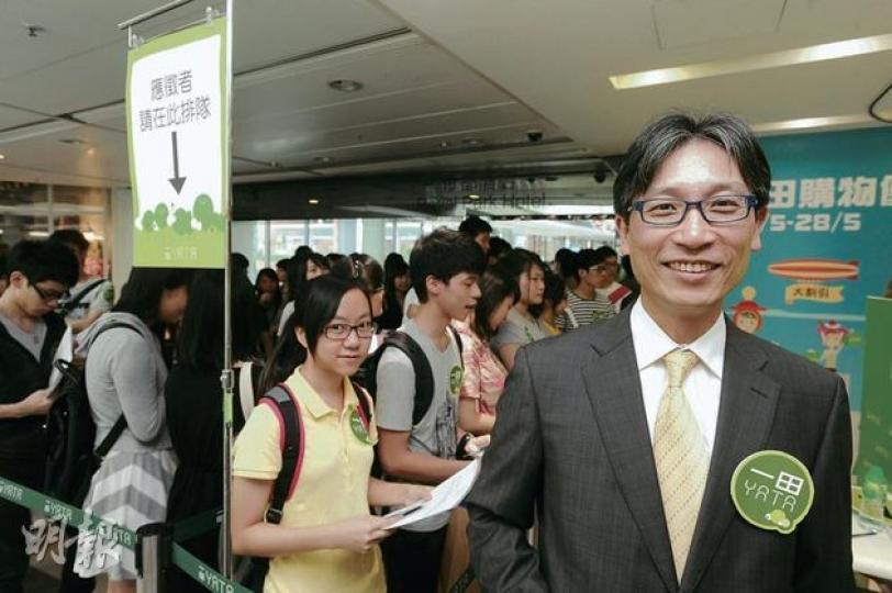 一田百貨常務董事莊偉忠說員工的要求愈來愈高,招聘長工要提高福利。 (尹錦恩攝) 畢業生榕容說家人本來不太支持她到一田做臨時工,但覺得5日有兩千元收入,辛苦也值得。 (尹錦恩攝) 一田百貨常務董事莊偉忠說員工的要求愈來愈高,招聘長工要提高福利。 (尹錦恩攝) 畢業生榕容說家人本來不太支持她到一田做臨時工,但覺得5日有兩千元收入,辛苦也值得。 (尹錦恩攝)