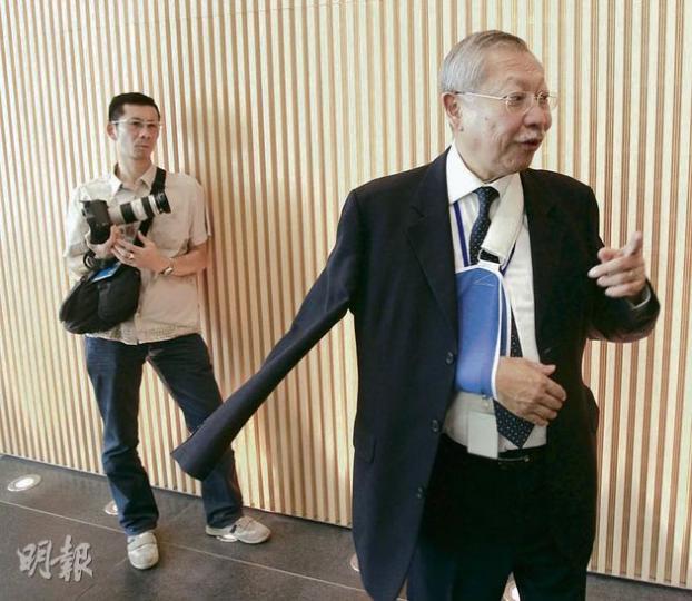 孫明揚完成甲狀腺切除手術後,昨日親自披甲公布電子教科書拓展計劃詳情,早前斷骨的右手仍綁着三角繃帶。孫公透露,甲狀腺腫瘤切除後,毋須電療、化療,只需飲一次碘水治療便可,他強調現時健康狀况良好,不止可以完成餘下兩個月任期,更要盡情享受退休生活。不過,孫明揚抱怨瑪麗醫院把關不力,令他的病情外泄,有「好多病痛」的形象。他說:「Susana(孫的新聞秘書江錦慧)和太太也未知我接受什麼治療,你們行家已經知道。」孫公感謝大眾關心,但亦盼社會尊重其私隱。(林振東攝) 孫明揚完成甲狀腺切除手術後,昨日親自披甲公布電子教科書拓展計劃詳情,早前斷骨的右手仍綁着三角繃帶。孫公透露,甲狀腺腫瘤切除後,毋須電療、化療,只需飲一次碘水治療便可,他強調現時健康狀况良好,不止可以完成餘下兩個月任期,更要盡情享受退休生活。不過,孫明揚抱怨瑪麗醫院把關不力,令他的病情外泄,有「好多病痛」的形象。他說:「Susana(孫的新聞秘書江錦慧)和太太也未知我接受什麼治療,你們行家已經知道。」孫公感謝大眾關心,但亦盼社會尊重其私隱。(林振東攝)