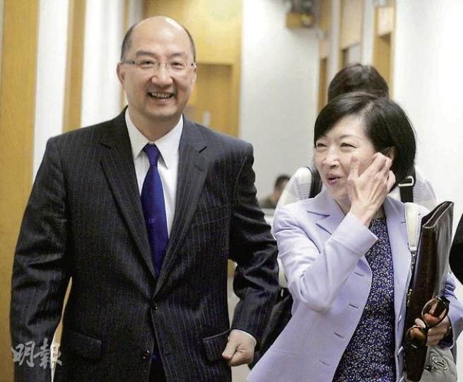 政制及內地事務局長譚志源(左)和候任特首辦主管羅范椒芬(右)昨一同出席商台節目,譚志源形容,剛宣布不會留任下屆政府的政務司長林瑞麟是「有情有義的上司」。(劉焌陶攝) 政制及內地事務局長譚志源(左)和候任特首辦主管羅范椒芬(右)昨一同出席商台節目,譚志源形容,剛宣布不會留任下屆政府的政務司長林瑞麟是「有情有義的上司」。(劉焌陶攝)