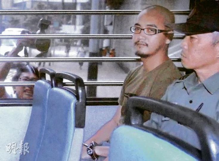 人民力量成員黃洋達(左)主動申請放棄保釋獲批,之後遭戴上手銬押送到荔枝角收押所。(林振東攝) 人民力量成員黃洋達(左)主動申請放棄保釋獲批,之後遭戴上手銬押送到荔枝角收押所。(林振東攝)