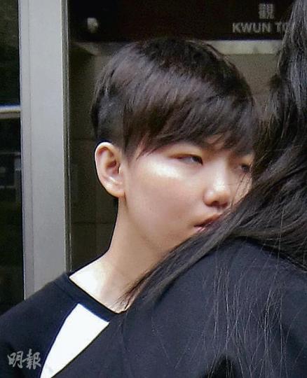 被控糾黨欺凌的17歲女被告賴雪兒,昨日突然轉為認罪,她離開法院時神情呆滯,在法院外呆站未有逃避記者鏡頭;其同行的家人則十分緊張,不斷以身軀及衣服掩護她。(林綺琪攝) (明報製圖) 被控糾黨欺凌的17歲女被告賴雪兒,昨日突然轉為認罪,她離開法院時神情呆滯,在法院外呆站未有逃避記者鏡頭;其同行的家人則十分緊張,不斷以身軀及衣服掩護她。(林綺琪攝) (明報製圖)