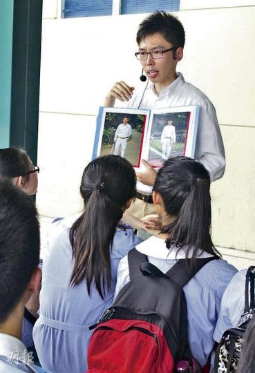 迪士尼去年起舉辦高中生「工作體驗坊」,圖為解說員介紹園內戲服。(周婷攝) 迪士尼去年起舉辦高中生「工作體驗坊」,圖為解說員介紹園內戲服。(周婷攝)