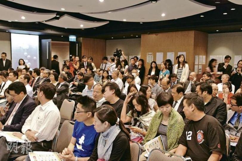 產業署委託美聯於昨日拍賣的10項港島豪宅,吸引大批準買家到場,場面熱烈,經過約5小時競投後,物業全數賣出。(鄒凱婷攝) 產業署委託美聯於昨日拍賣的10項港島豪宅,吸引大批準買家到場,場面熱烈,經過約5小時競投後,物業全數賣出。(鄒凱婷攝)