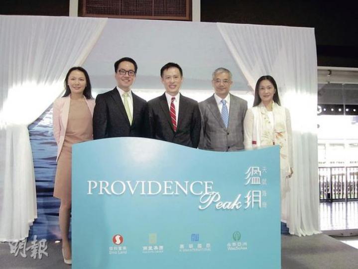 大埔天賦海灣2期溋玥雖仍未獲批售樓,但信置營業部總經理田兆源(中)與一眾合作伙伴均表示,希望樓盤可於6月推出市場。(林可為攝) 大埔天賦海灣2期溋玥雖仍未獲批售樓,但信置營業部總經理田兆源(中)與一眾合作伙伴均表示,希望樓盤可於6月推出市場。(林可為攝)
