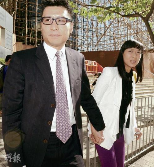 遠東控股前行政總裁邱達根(左)脫罪後,與妻子、香港仔昌記魚蛋太子女蘇健恩(右)牽手離開法庭。(劉焌陶攝) 遠東控股前行政總裁邱達根(左)脫罪後,與妻子、香港仔昌記魚蛋太子女蘇健恩(右)牽手離開法庭。(劉焌陶攝)