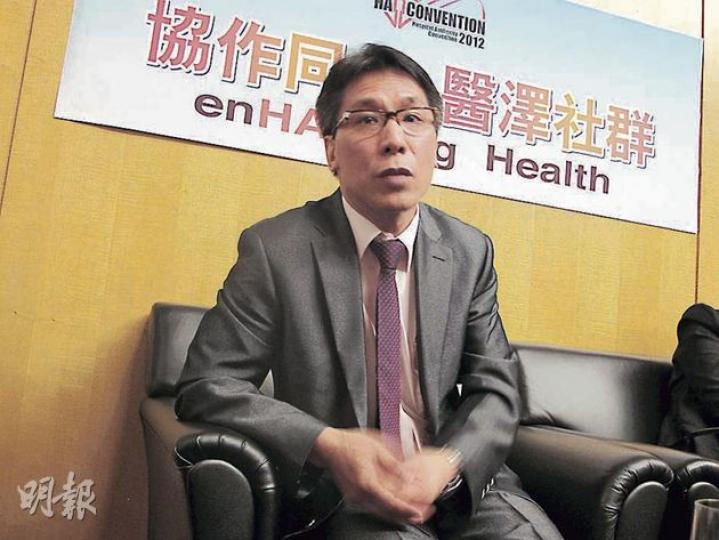 持註冊中醫資格的威院中風科顧問護師岑緯政,雖然按法例可提供針灸服務,但醫局規定只有職業治療師才可為病人施針。他希望高永文若擔任食衛局長可放寬規定。(余卓善攝) 持註冊中醫資格的威院中風科顧問護師岑緯政,雖然按法例可提供針灸服務,但醫局規定只有職業治療師才可為病人施針。他希望高永文若擔任食衛局長可放寬規定。(余卓善攝)