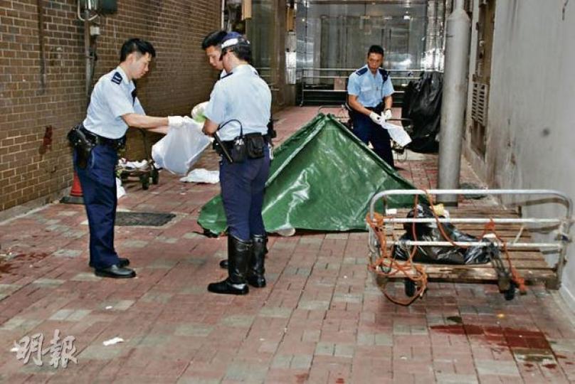 英籍商人被發現在中環墮樓死亡,警方到場用帳篷遮掩屍體調查。(雲錦鋒攝) 墮樓死亡的英商Roger Matchett生前與泰籍妻子合照。(雲錦鋒攝) 英籍商人被發現在中環墮樓死亡,警方到場用帳篷遮掩屍體調查。(雲錦鋒攝) 墮樓死亡的英商Roger Matchett生前與泰籍妻子合照。(雲錦鋒攝)