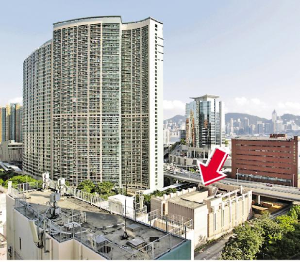 從A、B單位浴室外的工作平台外望,可瀏覽紅磡和維港一帶都會景致,但亦會望到殯儀館的天台(圖右下方,箭嘴示)。不過,各單位的大廳均向西北,以何文田一帶景觀為主。 (郭慶輝攝) 御悅的272方呎單位,內櫳甚為迷你袖珍,是近年市區罕有的迷你戶,相信只適合單身貴族居住﹕圖右方為浴室,而圖左方是廚房大門,交樓時門上已裝有掛架,讓住戶擺放飲品或雜物。(郭慶輝攝) 御悅個別單位設有獨立廚房,並非一般迷你新盤所見的開放式備餐間;圖為362方呎單位的廚房,估計最多可容納1至2人同時在裏面。(郭慶輝攝) 從A、B單位浴室外的工作平台外望,可瀏覽紅磡和維港一帶都會景致,但亦會望到殯儀館的天台(圖右下方,箭嘴示)。不過,各單位的大廳均向西北,以何文田一帶景觀為主。 (郭慶輝攝) 御悅的272方呎單位,內櫳甚為迷你袖珍,是近年市區罕有的迷你戶,相信只適合單身貴族居住﹕圖右方為浴室,而圖左方是廚房大門,交樓時門上已裝有掛架,讓住戶擺放飲品或雜物。(郭慶輝攝) 御悅個別單位設有獨立廚房,並非一般迷你新盤所見的開放式備餐間;圖為362方呎單位的廚房,估計最多可容納1至2人同時在裏面。(郭慶輝攝)
