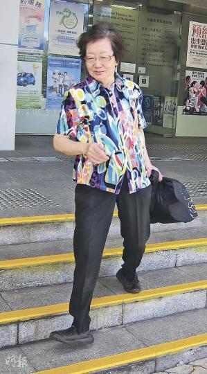 70多歲的潘馮錦鳳(圖)過去20年風雨不改走到街頭餵流浪貓。(林綺琪攝) 70多歲的潘馮錦鳳(圖)過去20年風雨不改走到街頭餵流浪貓。(林綺琪攝)