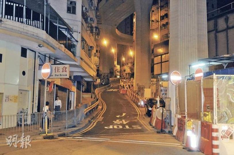 西環山道陡斜兼多彎,若利用落斜「撻車」,會有很大風險。(蔡方山攝) 失事七人車卡在鐵欄及酒店之間,左邊車頭損毁尤其嚴重。(蔡方山攝) 西環山道陡斜兼多彎,若利用落斜「撻車」,會有很大風險。(蔡方山攝) 失事七人車卡在鐵欄及酒店之間,左邊車頭損毁尤其嚴重。(蔡方山攝)