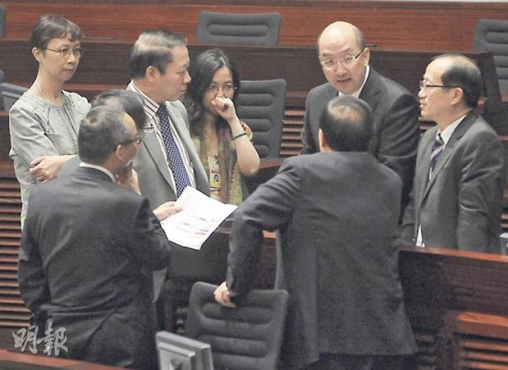 立法會主席曾鈺成昨在晚飯時間宣布停止辯論,政制及內地事務局長譚志源(右二)趁機和建制派議員討論他們今明兩日出席會議的更表。(何家達攝) 立法會主席曾鈺成昨在晚飯時間宣布停止辯論,政制及內地事務局長譚志源(右二)趁機和建制派議員討論他們今明兩日出席會議的更表。(何家達攝)