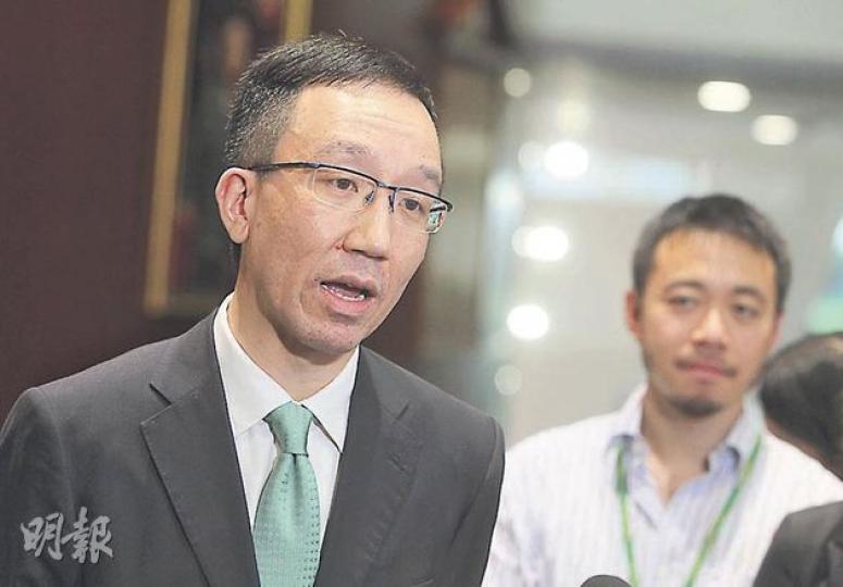 特首辦主任梁卓偉(左)和特別助理陳岳鵬(右)昨日到立法會「探班」。梁卓偉表示,曾和議員討論千幾個修訂是否有需要,亦聽了他們的意見,但仍希望議員會考慮撤回修訂。(李澤彤攝) 特首辦主任梁卓偉(左)和特別助理陳岳鵬(右)昨日到立法會「探班」。梁卓偉表示,曾和議員討論千幾個修訂是否有需要,亦聽了他們的意見,但仍希望議員會考慮撤回修訂。(李澤彤攝)